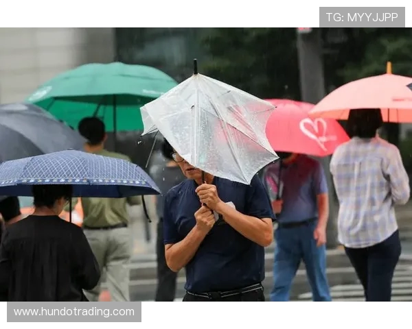 台风大雨中坚守训练 申花球员邂逅大雨中的浪漫时刻 台风大雨中坚守训练 申花球员邂逅大雨中的浪漫时刻