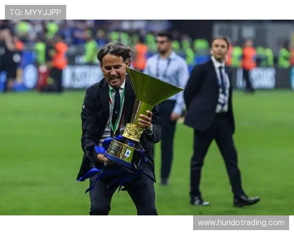 那不勒斯球迷看台上现孔蒂遛小因扎吉横幅引热议